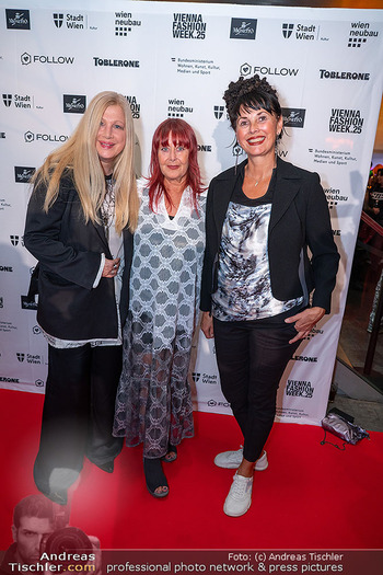Vienna Fashion Week Opening - MQ Halle E, Wien - Mo 15.09.2025 - Elvira GEYER, Ziggy MÜLLER, Elvira OBERFRANK38