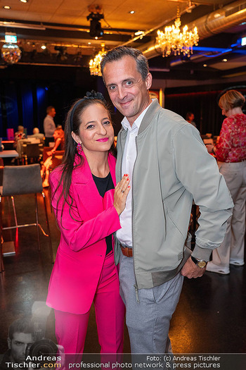 20 Jahre Kernölamazonen - CasaNova, Wien - Di 16.09.2025 - Caroline ATHANASIADIS mit Ehemann Georg38