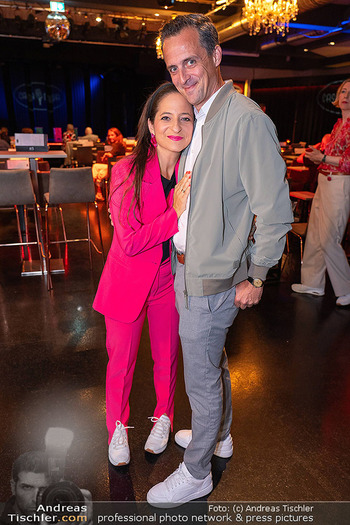 20 Jahre Kernölamazonen - CasaNova, Wien - Di 16.09.2025 - Caroline ATHANASIADIS mit Ehemann Georg39