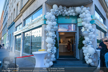 Simone Lugner Job Welcome Party - Körperglanz & Shape-Line, Wien - Do 18.09.2025 - Geschäft von außen30