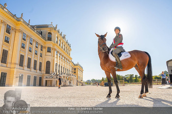 Fototermin vor Reitturnier - Schloss Schönbrunn, Wien - Fr 19.09.2025 - Daniel STACHL mit Pferd vor Schloss Schönbrunn1