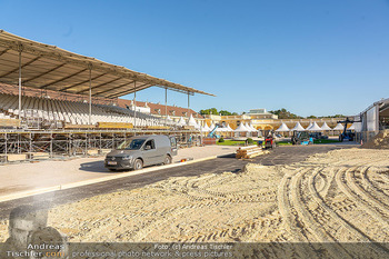 Fototermin vor Reitturnier - Schloss Schönbrunn, Wien - Fr 19.09.2025 - Aufbauarbeiten vor Pferdeturnier, Tribünen, Reitplatz4
