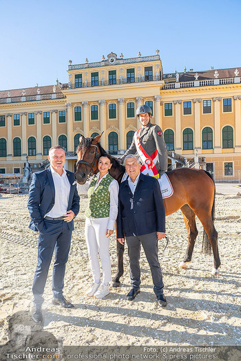 Fototermin vor Reitturnier - Schloss Schönbrunn, Wien - Fr 19.09.2025 - Klaus PANHOLZER, Helmut MORBITZER, Sonja KLIMA, Daniel STACHL28
