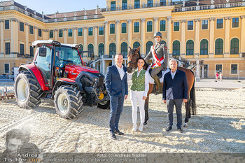 Fototermin vor Reitturnier - Schloss Schönbrunn, Wien - Fr 19.09.2025 - Klaus PANHOLZER, Helmut MORBITZER, Sonja KLIMA, Daniel STACHL32