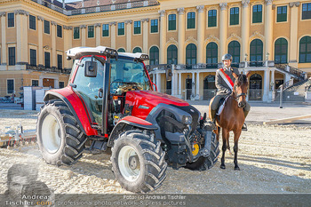 Fototermin vor Reitturnier - Schloss Schönbrunn, Wien - Fr 19.09.2025 - Traktor mit Pferd, Daniel STACHL33