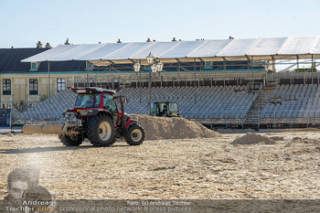 Fototermin vor Reitturnier - Schloss Schönbrunn, Wien - Fr 19.09.2025 - Aufbauarbeiten vor Pferdeturnier, Tribünen, Reitplatz35