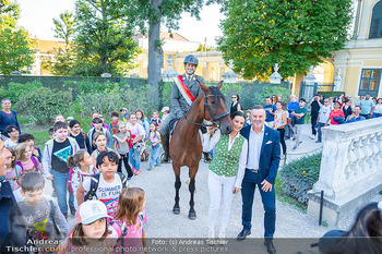 Fototermin vor Reitturnier - Schloss Schönbrunn, Wien - Fr 19.09.2025 - Daniel STACHL mit Pferd, Sonja KLIMA, Klaus PANHOLZER, Kinder46
