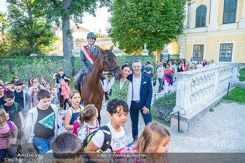 Fototermin vor Reitturnier - Schloss Schönbrunn, Wien - Fr 19.09.2025 - Daniel STACHL mit Pferd, Sonja KLIMA, Klaus PANHOLZER, Kinder47