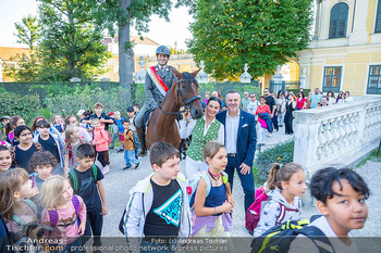 Fototermin vor Reitturnier - Schloss Schönbrunn, Wien - Fr 19.09.2025 - Daniel STACHL mit Pferd, Sonja KLIMA, Klaus PANHOLZER, Kinder48