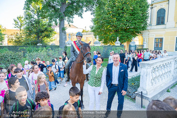 Fototermin vor Reitturnier - Schloss Schönbrunn, Wien - Fr 19.09.2025 - Daniel STACHL mit Pferd, Sonja KLIMA, Klaus PANHOLZER, Kinder49