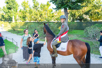 Fototermin vor Reitturnier - Schloss Schönbrunn, Wien - Fr 19.09.2025 - Kinder, Touristen streicheln Pferd, Daniel STACHL50