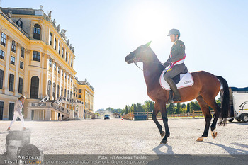 Fototermin vor Reitturnier - Schloss Schönbrunn, Wien - Fr 19.09.2025 - Daniel STACHL mit Pferd vor Schloss Schönbrunn52
