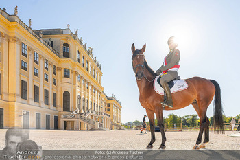 Fototermin vor Reitturnier - Schloss Schönbrunn, Wien - Fr 19.09.2025 - Daniel STACHL mit Pferd vor Schloss Schönbrunn53