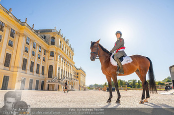 Fototermin vor Reitturnier - Schloss Schönbrunn, Wien - Fr 19.09.2025 - Daniel STACHL mit Pferd vor Schloss Schönbrunn54