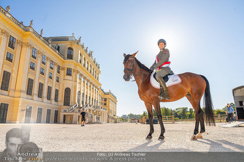Fototermin vor Reitturnier - Schloss Schönbrunn, Wien - Fr 19.09.2025 - Daniel STACHL mit Pferd vor Schloss Schönbrunn55