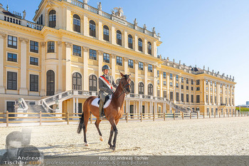Fototermin vor Reitturnier - Schloss Schönbrunn, Wien - Fr 19.09.2025 - Daniel STACHL mit Pferd vor Schloss Schönbrunn59
