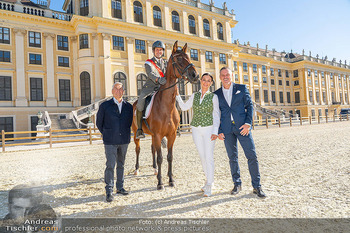 Fototermin vor Reitturnier - Schloss Schönbrunn, Wien - Fr 19.09.2025 - Daniel STACHL mit Pferd, Klaus PANHOLZER, Helmut MORBITZER, Sonj61