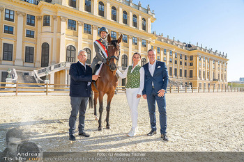 Fototermin vor Reitturnier - Schloss Schönbrunn, Wien - Fr 19.09.2025 - Daniel STACHL mit Pferd, Klaus PANHOLZER, Helmut MORBITZER, Sonj63