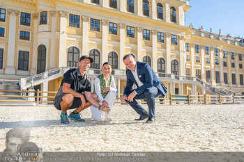 Fototermin vor Reitturnier - Schloss Schönbrunn, Wien - Fr 19.09.2025 - Klaus PANHOLZER, Sonja KLIMA - Bodenkontrolle, Reitplatz67