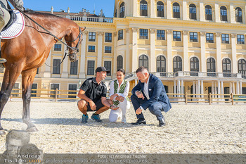 Fototermin vor Reitturnier - Schloss Schönbrunn, Wien - Fr 19.09.2025 - Klaus PANHOLZER, Sonja KLIMA - Bodenkontrolle, Reitplatz70