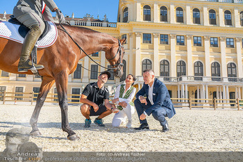 Fototermin vor Reitturnier - Schloss Schönbrunn, Wien - Fr 19.09.2025 - Klaus PANHOLZER, Sonja KLIMA - Bodenkontrolle, Reitplatz71