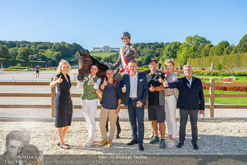 Fototermin vor Reitturnier - Schloss Schönbrunn, Wien - Fr 19.09.2025 - Gruppenfoto Organisatoren Organisation vor der Gloriette72