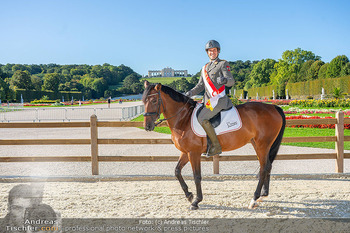 Fototermin vor Reitturnier - Schloss Schönbrunn, Wien - Fr 19.09.2025 - Daniel STACHL mit Pferd vor der Gloriette75