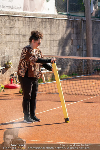 Lugner - Koubek spielen Tennis - Privattennisplatz, Wien - Sa 20.09.2025 - Sonja REILÄNDER (Schwester von Simone) sammelt Bälle ein42