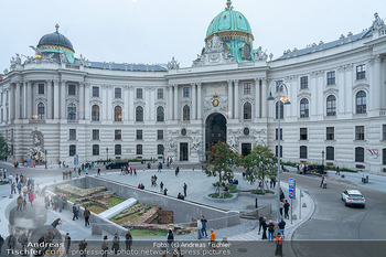 Sylvester Levay Biographie - Wiener Looshaus, Wien - Do 25.09.2025 - Michaelerplatz, Touristen, Touristenmasse11