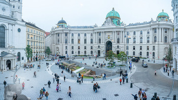 Sylvester Levay Biographie - Wiener Looshaus, Wien - Do 25.09.2025 - Michaelerplatz, Touristen, Touristenmasse12