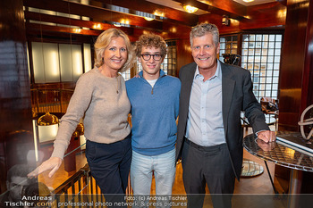Sylvester Levay Biographie - Wiener Looshaus, Wien - Do 25.09.2025 - Kari HOHENLOHE mit Ehefrau Martina und Sohne Louie (Luis Luie)14