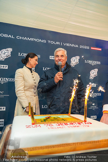 Longines global champions tour Opening - Schloss Schönbrunn, Wien - Fr 26.09.2025 - Geburtstagstorte für Helmut MORBITZER, Sonja KLIMA91