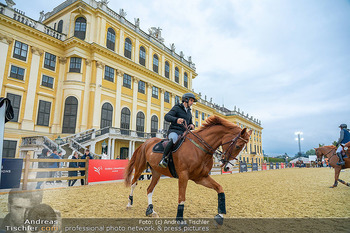 Longines global champions tour Opening - Schloss Schönbrunn, Wien - Fr 26.09.2025 - Pferde mit Reiter vor dem Schloss Schönbrunn, Abreitplatz140