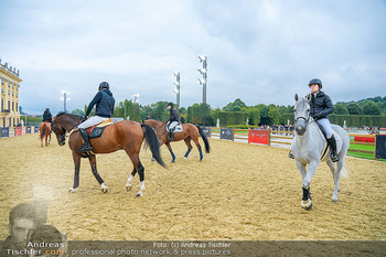 Longines global champions tour Opening - Schloss Schönbrunn, Wien - Fr 26.09.2025 - Pferde mit Reiter vor dem Schloss Schönbrunn, Abreitplatz141