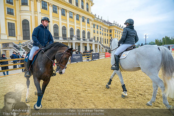 Longines global champions tour Opening - Schloss Schönbrunn, Wien - Fr 26.09.2025 - Pferde mit Reiter vor dem Schloss Schönbrunn, Abreitplatz142