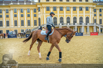 Longines global champions tour Opening - Schloss Schönbrunn, Wien - Fr 26.09.2025 - Pferde mit Reiter vor dem Schloss Schönbrunn, Abreitplatz143