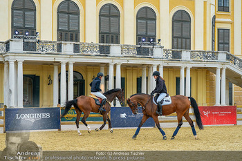 Longines global champions tour Opening - Schloss Schönbrunn, Wien - Fr 26.09.2025 - Pferde mit Reiter vor dem Schloss Schönbrunn, Abreitplatz144