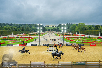 Longines global champions tour Opening - Schloss Schönbrunn, Wien - Fr 26.09.2025 - Pferde mit Reiter vor dem Schloss Schönbrunn, Abreitplatz, Glor146