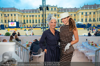 Longines global champions tour Opening - Schloss Schönbrunn, Wien - Fr 26.09.2025 - Kimberly BUDINSKY, Damen mit Hut, Gäste im VIP Bereich181