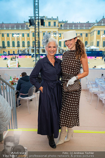 Longines global champions tour Opening - Schloss Schönbrunn, Wien - Fr 26.09.2025 - Kimberly BUDINSKY, Damen mit Hut, Gäste im VIP Bereich182