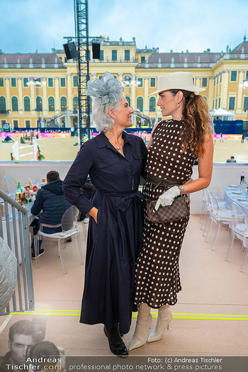 Longines global champions tour Opening - Schloss Schönbrunn, Wien - Fr 26.09.2025 - Kimberly BUDINSKY, Damen mit Hut, Gäste im VIP Bereich183
