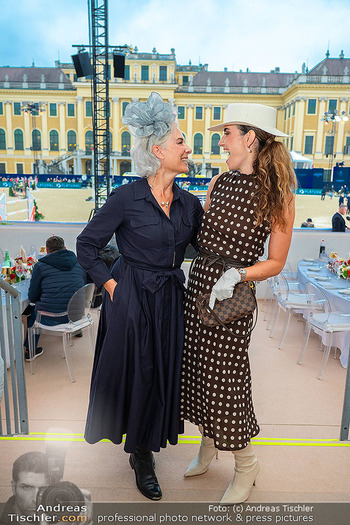 Longines global champions tour Opening - Schloss Schönbrunn, Wien - Fr 26.09.2025 - Kimberly BUDINSKY, Damen mit Hut, Gäste im VIP Bereich184