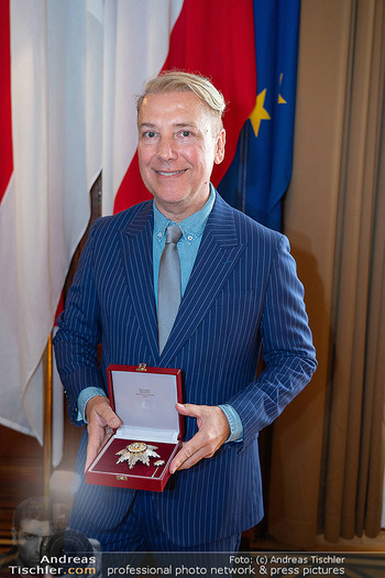 Silbernes Ehrenzeichen für Atil Kutoglu - Rathaus, Wien - Mo 29.09.2025 - Atil KUTOGLU mit seiner Auszeichnung1