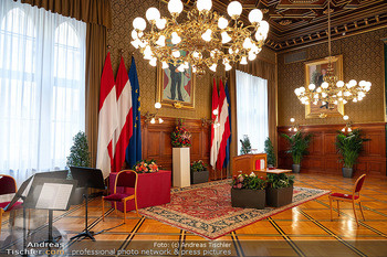 Silbernes Ehrenzeichen für Atil Kutoglu - Rathaus, Wien - Mo 29.09.2025 - Stadtsenatssitzungssaal im Wiener Rathaus vor der Ehrung4