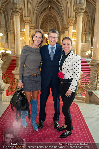 Silbernes Ehrenzeichen für Atil Kutoglu - Rathaus, Wien - Mo 29.09.2025 - Georg GÜRTLER mit Ehefrau Eva, Kathi STUMPF37