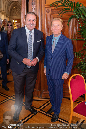 Silbernes Ehrenzeichen für Atil Kutoglu - Rathaus, Wien - Mo 29.09.2025 - Leo LUGNER, Atil KUTOGLU62