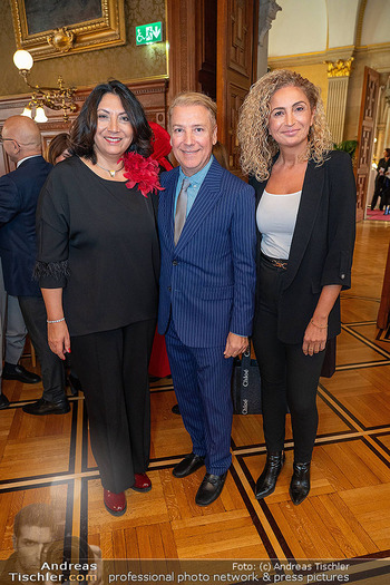 Silbernes Ehrenzeichen für Atil Kutoglu - Rathaus, Wien - Mo 29.09.2025 - Selma YILDIRIM, Atil KUTOGLU, Eser AKBABA74