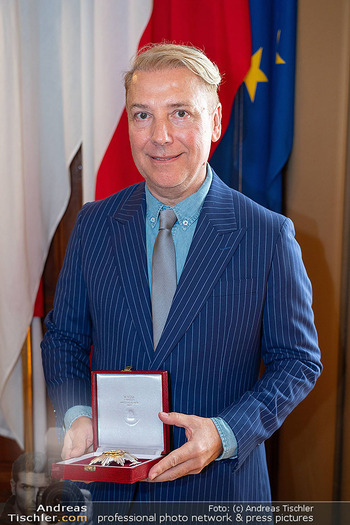 Silbernes Ehrenzeichen für Atil Kutoglu - Rathaus, Wien - Mo 29.09.2025 - Atil KUTOGLU mit seiner Auszeichnung113