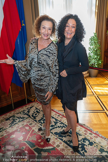 Silbernes Ehrenzeichen für Atil Kutoglu - Rathaus, Wien - Mo 29.09.2025 - Konstanze BREITEBNER, Barbara WUSSOW128