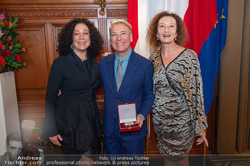 Silbernes Ehrenzeichen für Atil Kutoglu - Rathaus, Wien - Mo 29.09.2025 - Konstanze BREITEBNER, Barbara WUSSOW, Atil KUTOGLU131